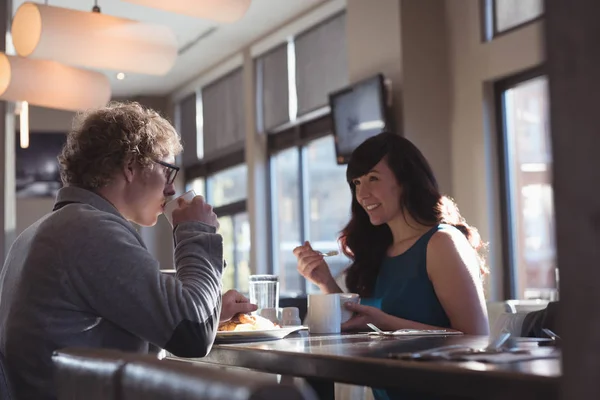 Casal tomando café da manhã na cozinha — Fotografia de Stock