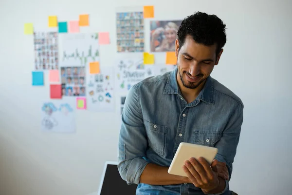 Homme utilisant une tablette contre des notes adhésives — Photo