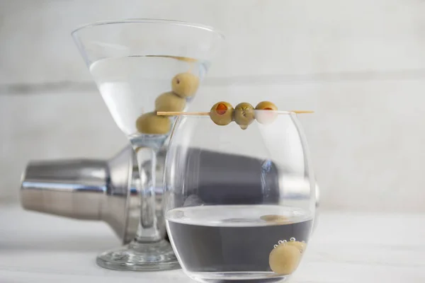 Aceitunas verdes en vodka martini con coctelera — Foto de Stock