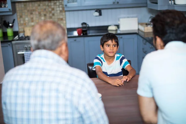 Padre y abuelo hablando con el chico —  Fotos de Stock