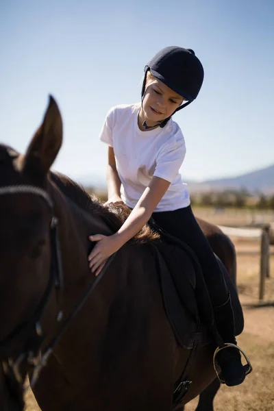 Rider menina acariciando o cavalo no rancho — Fotografia de Stock