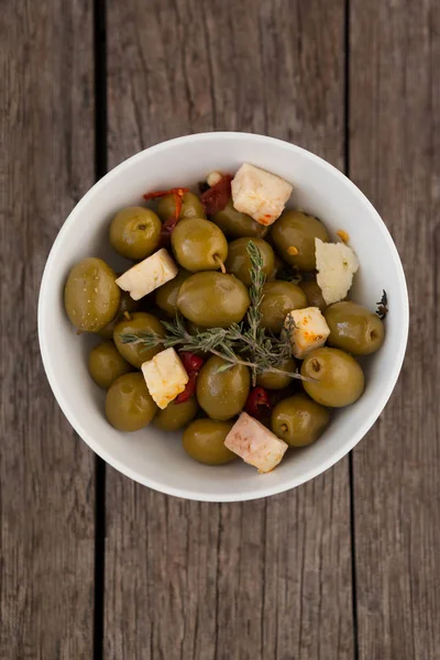 Оливки с сыром в миске — стоковое фото