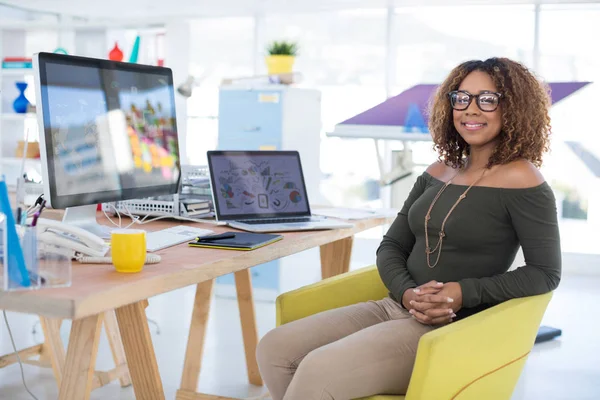 Grafica femminile che lavora alla scrivania — Foto Stock