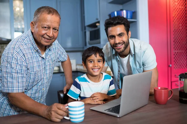 Sorrindo família multi geração — Fotografia de Stock