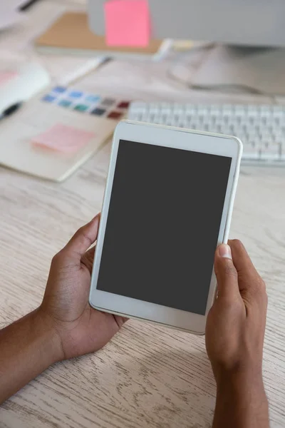 Tangan terpotong manusia menggunakan tablet di kantor — Stok Foto