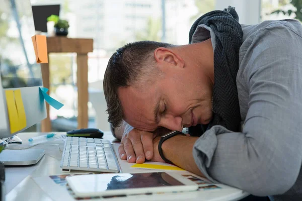 Бизнесмен спит за столом в офисе — стоковое фото
