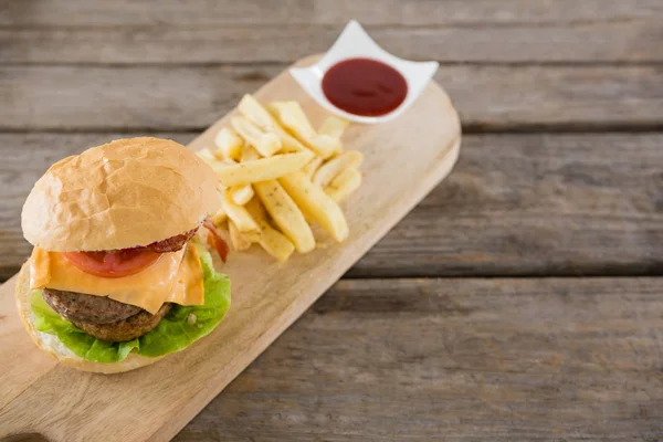 Batatas fritas com hambúrguer e molho — Fotografia de Stock