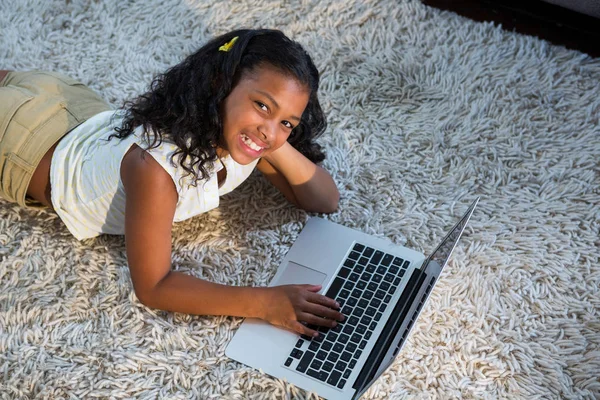 Menina usando laptop — Fotografia de Stock