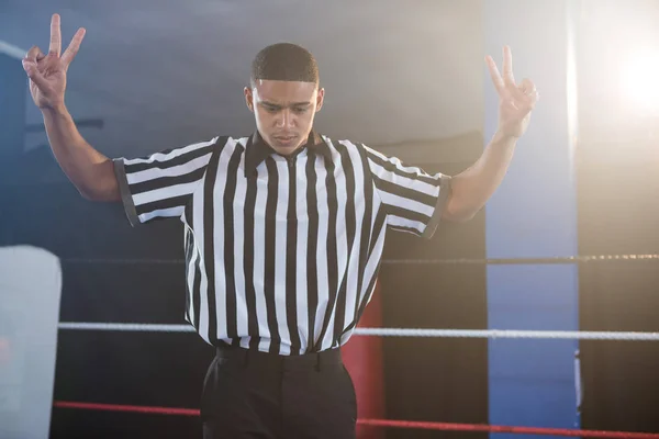 Schiedsrichter gestikuliert im Boxring — Stockfoto