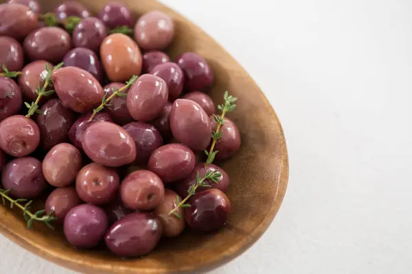 Marinerade oliver i skål — Stockfoto