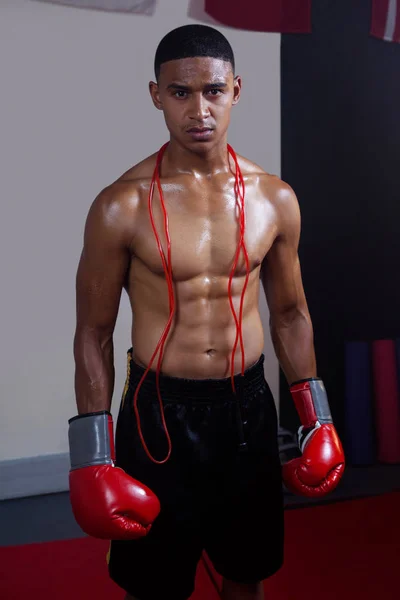 Mężczyzna stojący w fitness studio — Zdjęcie stockowe
