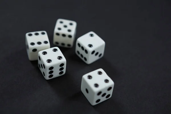 Wit spelen dobbelstenen — Stockfoto