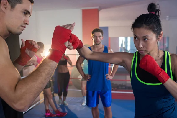 Female boxer practicing with male — Stock Photo, Image