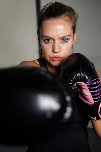 Woman practicing boxing — Stock Photo, Image