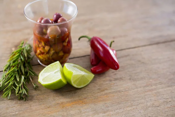 Ingemaakte olijven met limes en pepers — Stockfoto