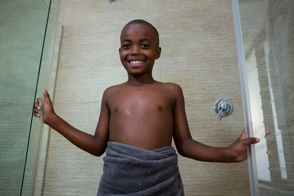 Chłopiec stoi zawinięte w ręcznik szary — Zdjęcie stockowe