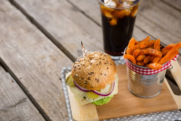 Papas fritas con hamburguesa y bebida — Foto de Stock