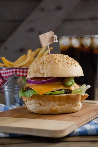 Hamburger mit Pommes und Kaltgetränk — Stockfoto