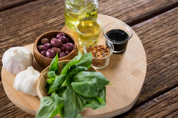 Маринованные оливки с различными ингредиентами — стоковое фото