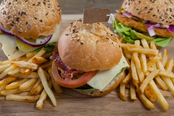 Hamburger mit Pommes — Stockfoto