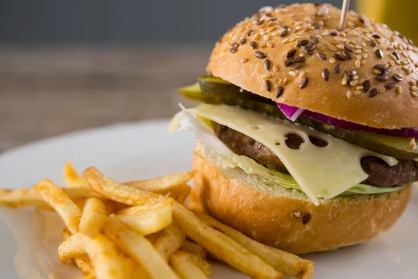 Hamburger s hranolkama — Stock fotografie