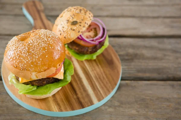 햄버거 커팅 보드에 — 스톡 사진