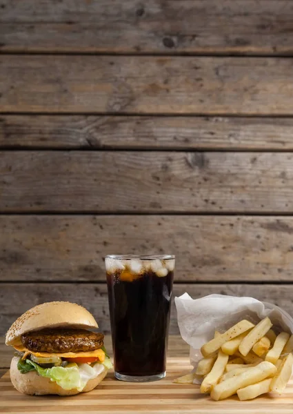 Hambúrguer com batatas fritas e bebida gelada — Fotografia de Stock