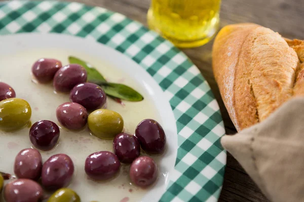 Azeitonas marinadas com azeite e pão — Fotografia de Stock