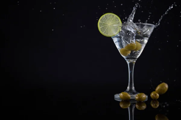 Olive stänk i cocktail martini — Stockfoto