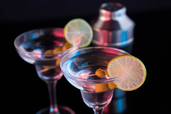 Cocktail martini met olijven — Stockfoto