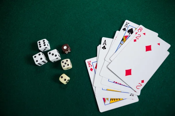Spielkarten und Würfel am Pokertisch — Stockfoto