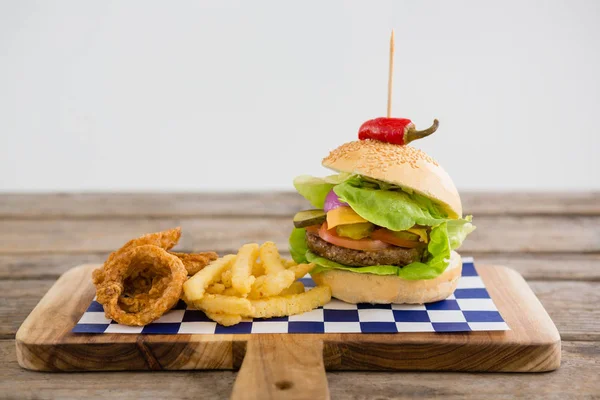 Hambúrguer com anéis de cebola e batatas fritas — Fotografia de Stock