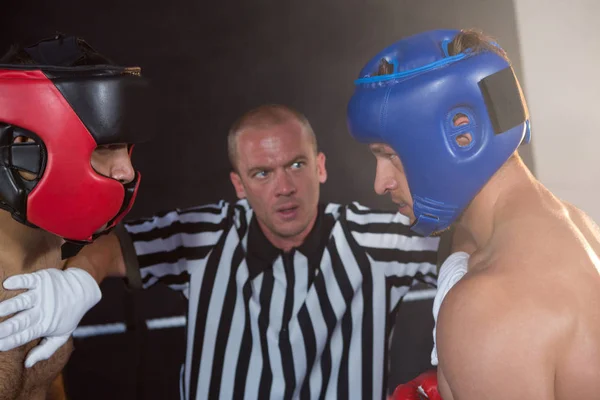 Scheidsrechter stoppen agressieve boksers — Stockfoto