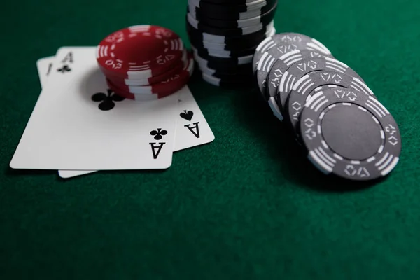 Hrací karty a kasino čipy — Stock fotografie