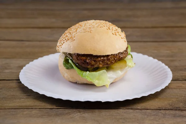 Frischer Hamburger im Teller — Stockfoto