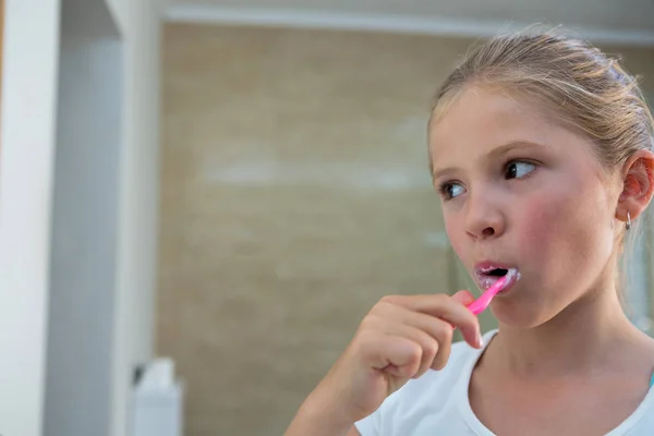 女孩刷牙 — 图库照片