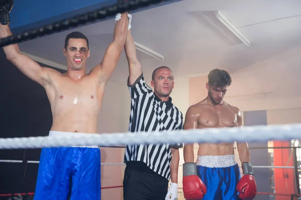 Scheidsrechter hand in hand van boksen winnaar — Stockfoto