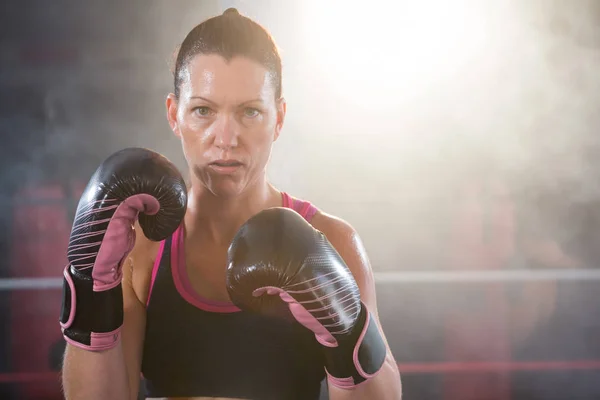 Confident young female boxer — Stock Photo, Image