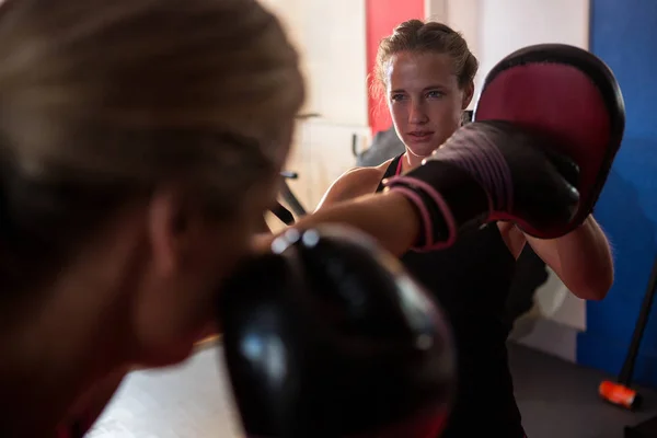 Boxer punching mitts with instructor — Stock Photo, Image