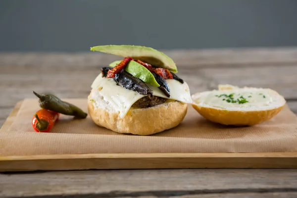 Otevřené burger s chilli papričkami — Stock fotografie