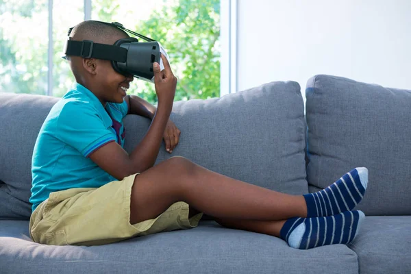 Niño con auriculares de realidad virtual — Foto de Stock