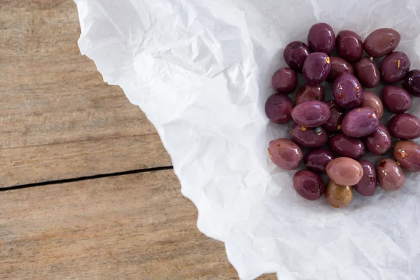 Aceitunas marinadas sobre papel — Foto de Stock