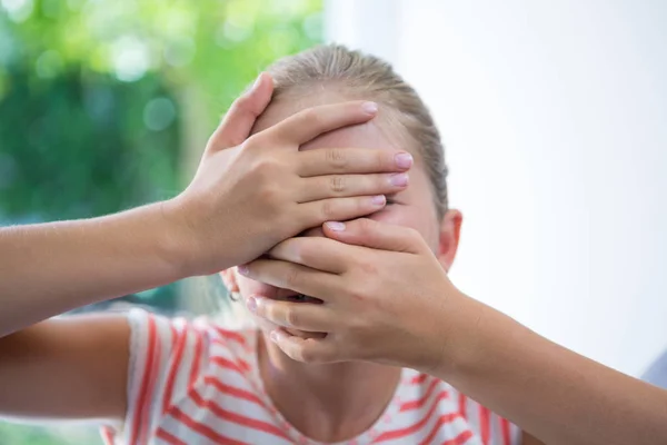 Lekfull tjej som täcker ansikte — Stockfoto