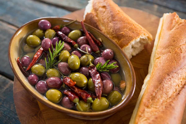 Мариновані оливки з хлібом — стокове фото
