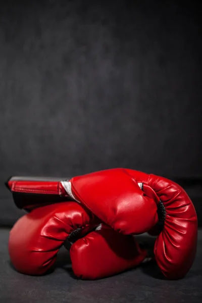 Guantes de boxeo en gimnasio —  Fotos de Stock