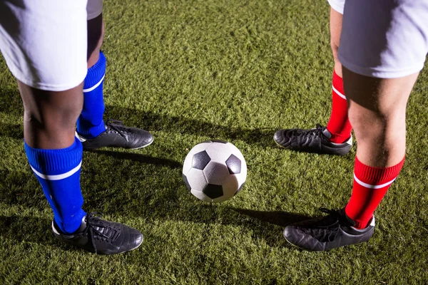 Jugadores de pie con pelota de fútbol —  Fotos de Stock