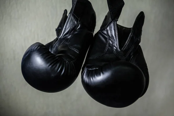 Γάντια του μποξ στο γυμναστήριο — Φωτογραφία Αρχείου