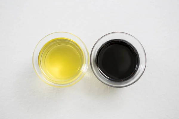 Зеленое и фиолетовое оливковое масло — стоковое фото