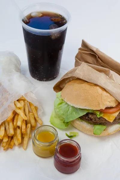 Hamburgare med pommes frites och kall dryck — Stockfoto