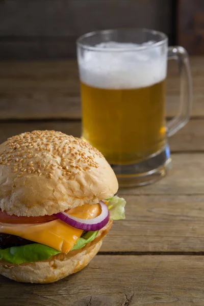 Hamburguesa con vaso de cerveza — Foto de Stock